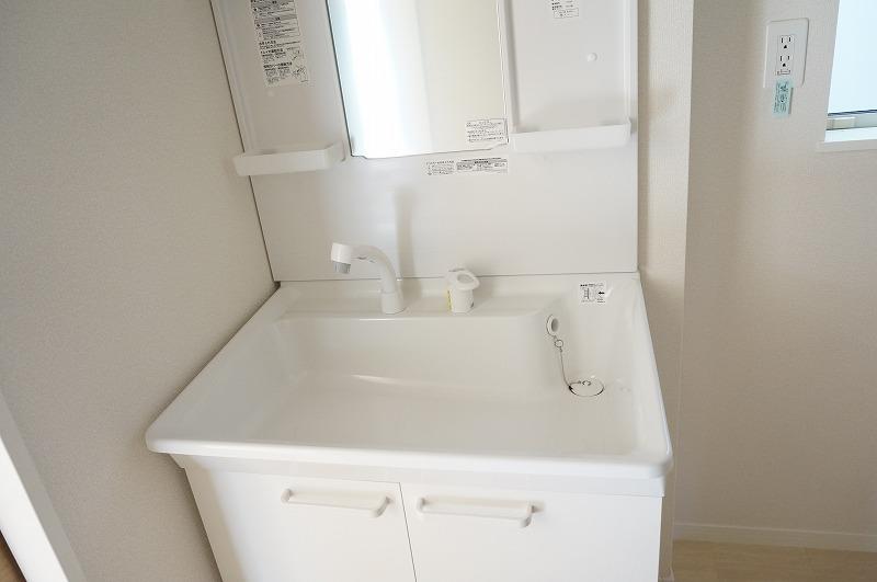 Wash basin, toilet. Local (12 May 2013) Shooting