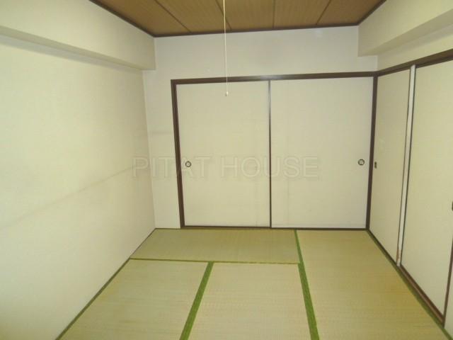 Non-living room.  [Japanese-style room] The spacious space connection with DK if Akehanate the sliding door.