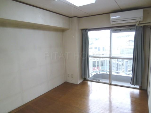 Non-living room.  [Japanese-style room] We have air conditioning in 6 Pledge Japanese-style room of the balcony side.