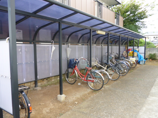 Entrance. Bicycle Covered