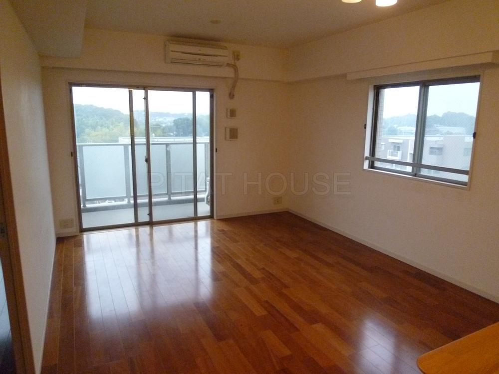 Living.  ◆ Because it is the seventh floor of the corner dwelling unit, It is open and bright.