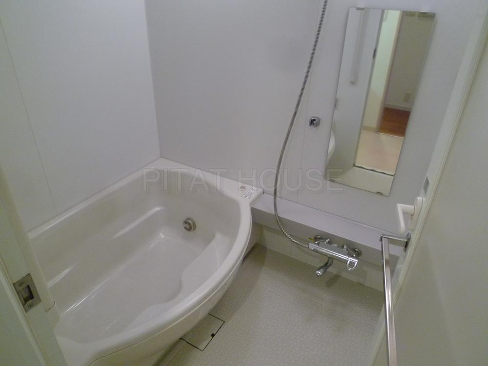 Bathroom.  ◆ Is a big unit bus leisurely.
