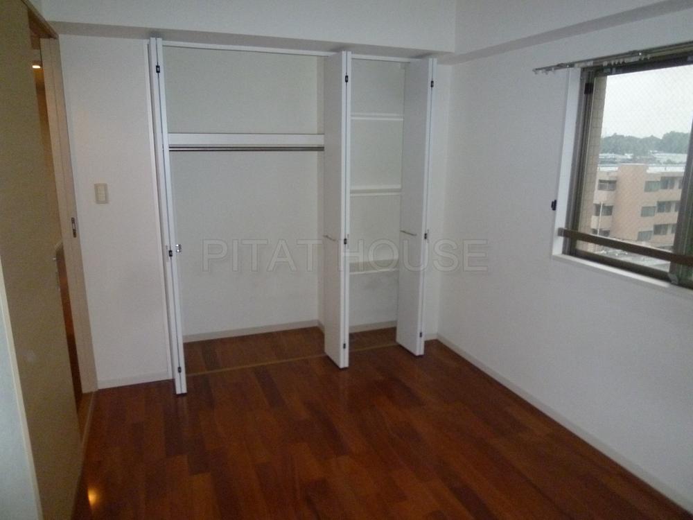 Non-living room.  ◆ Also substantial housed in each room.