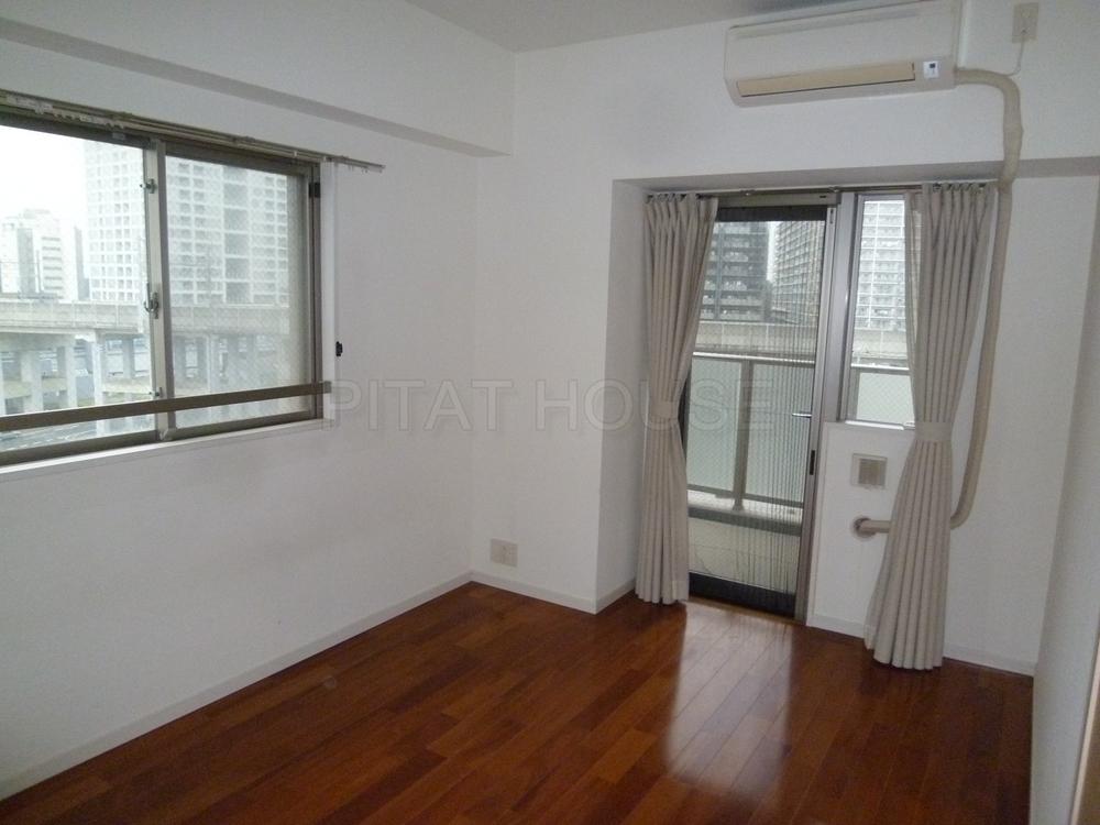 Non-living room.  ◆ Since it is a corner dwelling unit, North side of the room is also bright.