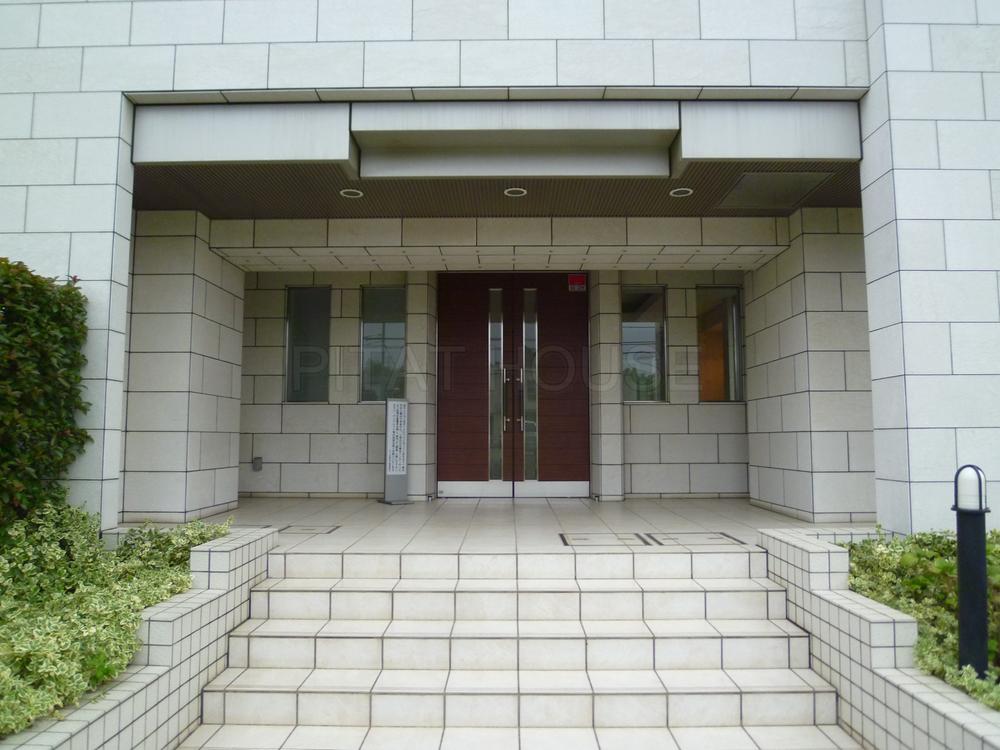 Entrance.  ◆ This is the main entrance to floating luxury.