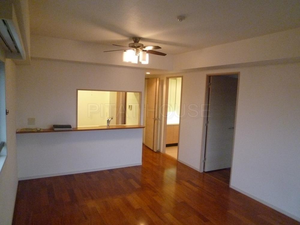 Living.  ◆ Spacious LDK.