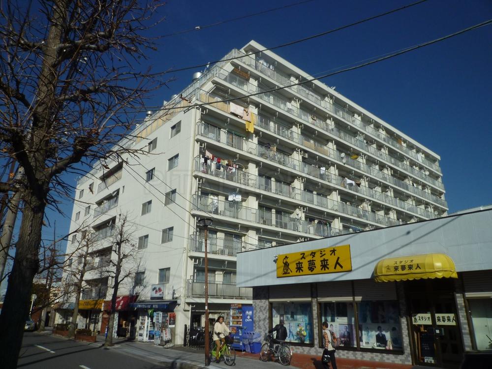 Local appearance photo. It is a large apartment of the total 184 units. It is in the interior renovation.