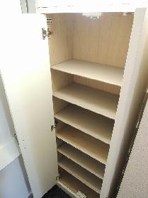 Entrance. Large storage cupboard