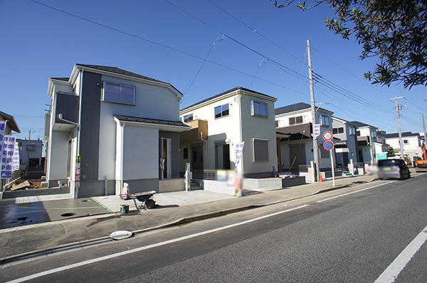 Local photos, including front road. Overall