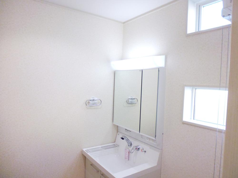 Wash basin, toilet. Indoor (12 May 2013) Shooting
