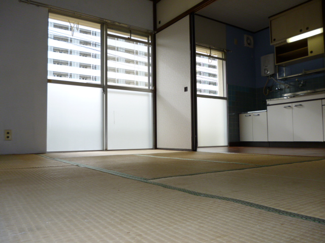 Other room space. Japanese-style room 6 quires  Dining sliding door open at the time about 13 quires space