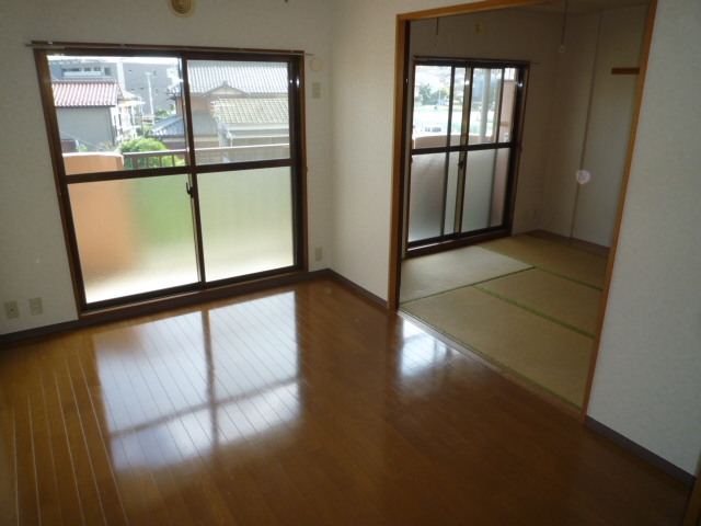 Living and room. Bright sun plug LDK + Japanese-style room