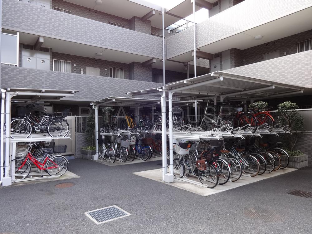 Other common areas.  [Bicycle-parking space] Safely in the rain in the parking lot is covered in the site