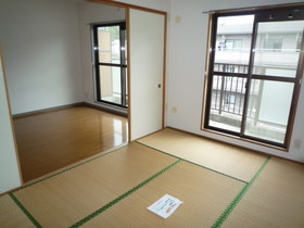 Living and room. A bright room facing the large balcony, Tatami will be exchanged at the time of move-in