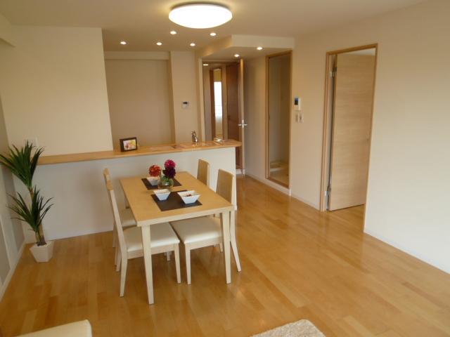 Living.  [LDK] There are about 15 quires and clear. Bright LDK.