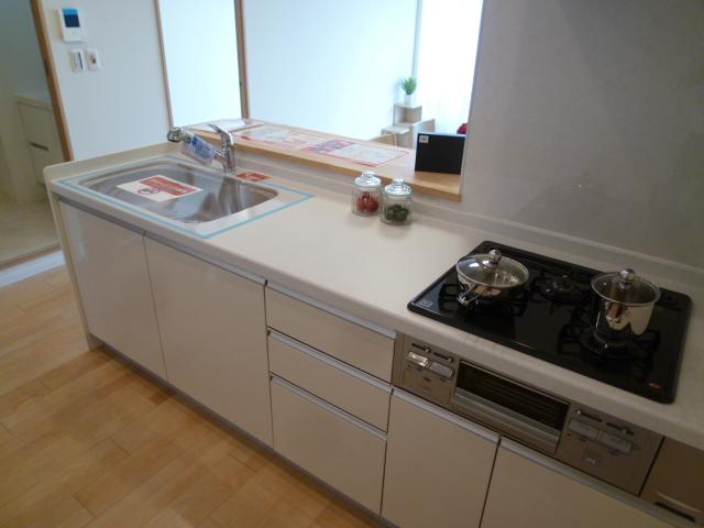 Kitchen.  [kitchen] Counter kitchen that can dishes while watching the situation of children.