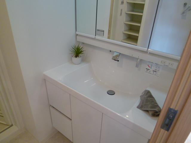 Wash basin, toilet.  [Washroom] Basin is three-sided mirror that cleanliness was a white tones ・ With storage.
