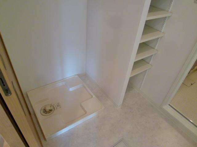 Wash basin, toilet.  [Washing machine Storage] Shelf equipped can be stored and towels next to.