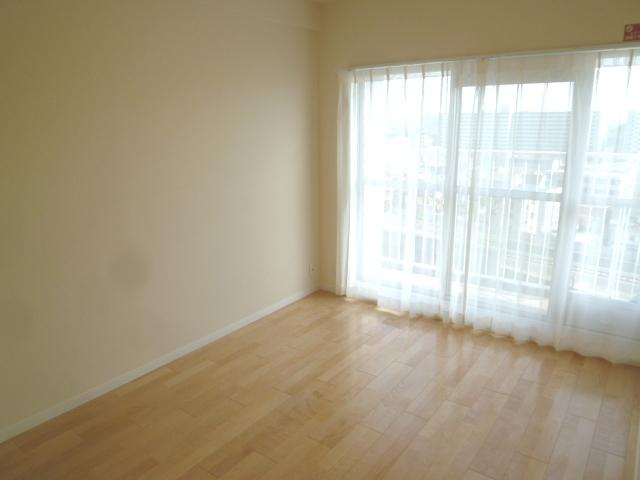 Non-living room.  [Western style room] About 6 Pledge of the living room is bright sunlight will plug facing the balcony.
