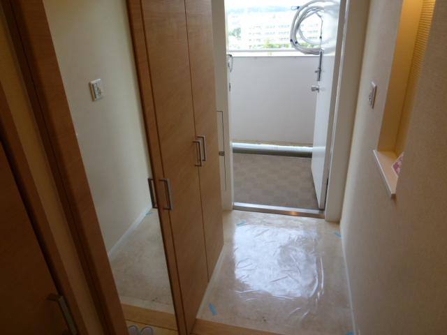 Entrance.  [Entrance] Also stored securely your shoes and bulky have also attached shoes cloak.