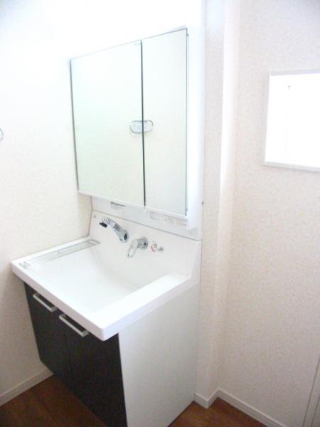 Wash basin, toilet