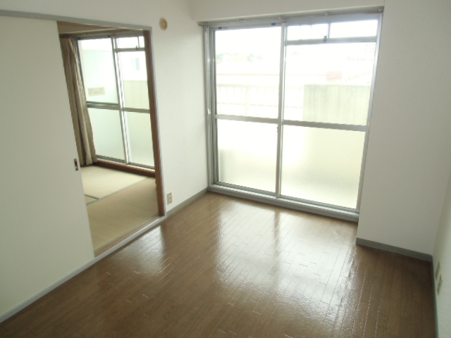 Other room space. Western style room, Next to the Japanese-style room is also sunny