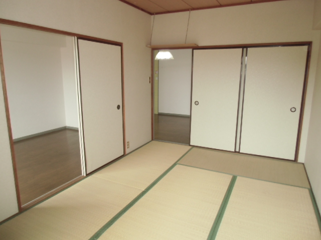 Other room space. 6 Pledge is a Japanese-style room