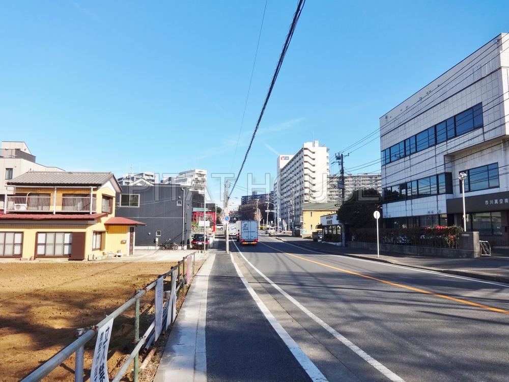 Local photos, including front road.  [Frontal road] About 10m road paving already the front road. Peace of mind with a sidewalk. 