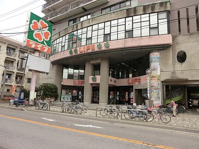 Supermarket. Life Corporation bridle bridge shop