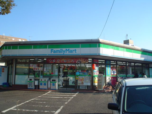 Convenience store. 700m to Family Mart (convenience store)