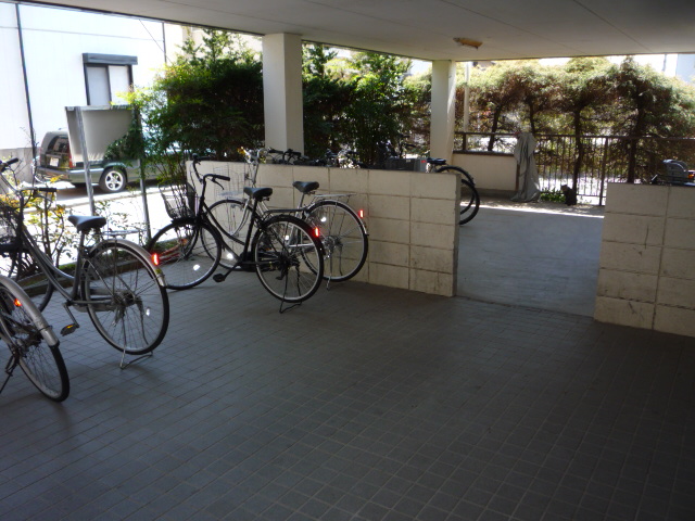 Other common areas. Wide bicycle parking space Bike Negotiable