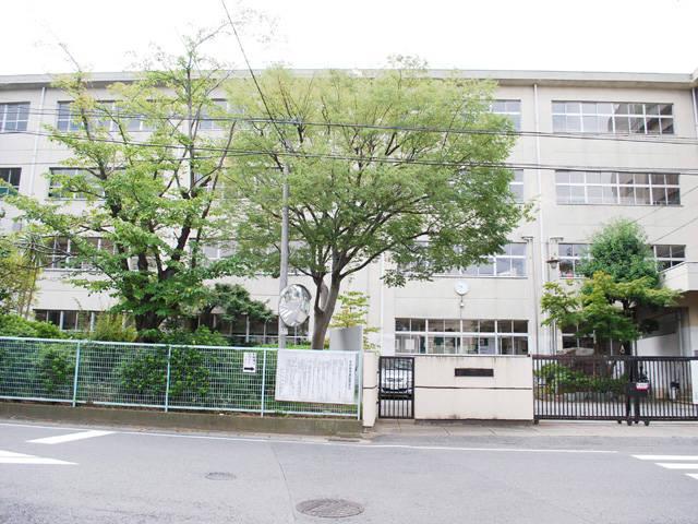Junior high school. 320m to the third junior high school