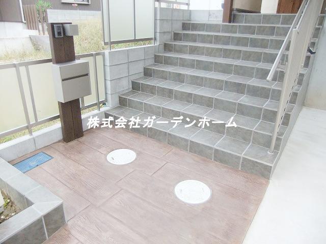 Local appearance photo. Fashionable entrance