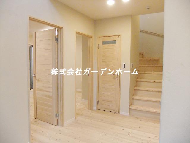Other introspection. Plaster floor of the texture and the wall does not accumulate