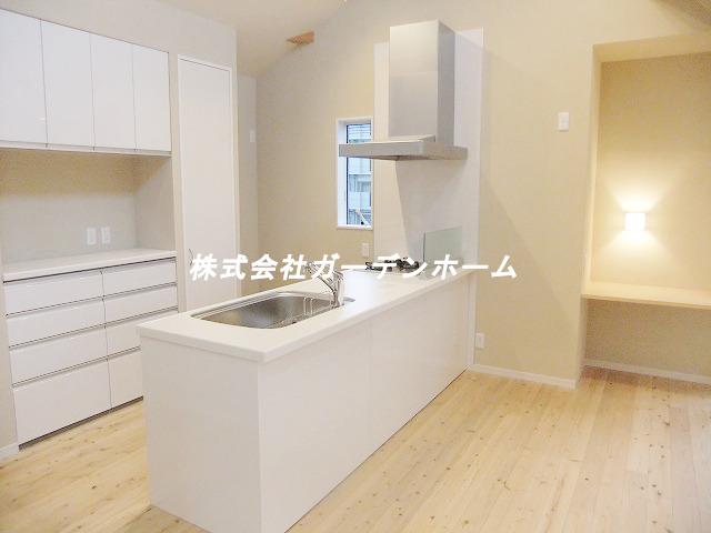 Kitchen. Popular face-to-face system kitchen to wife