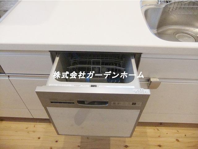 Kitchen. It comes with a dishwasher