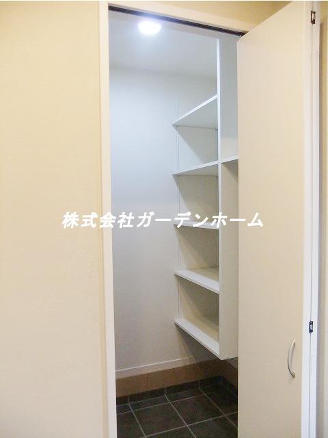 Entrance. Entrance neat! There are shoes Room
