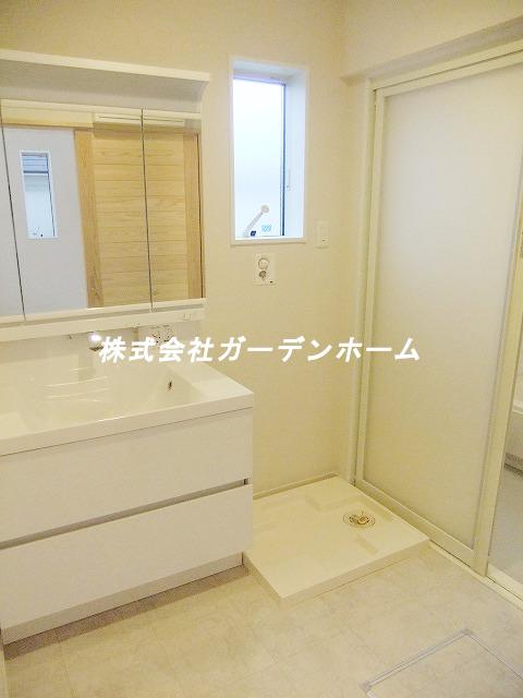 Wash basin, toilet. Independent wash basin indispensable for grooming
