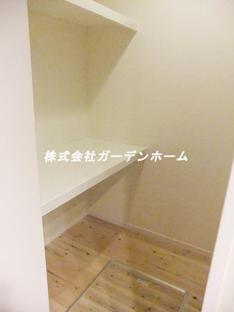 Receipt. Walk-in closet to cram anything