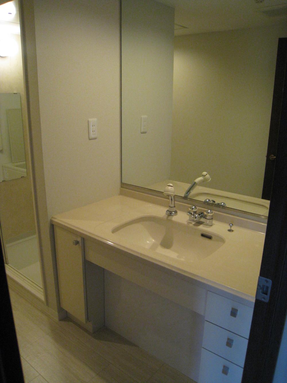 Wash basin, toilet. Indoor (11 May 2013) Shooting