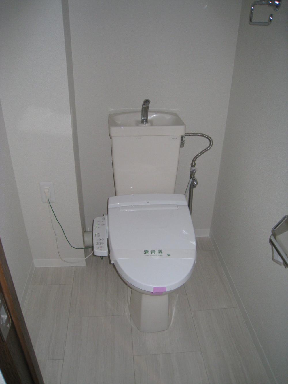 Toilet. Indoor (11 May 2013) Shooting