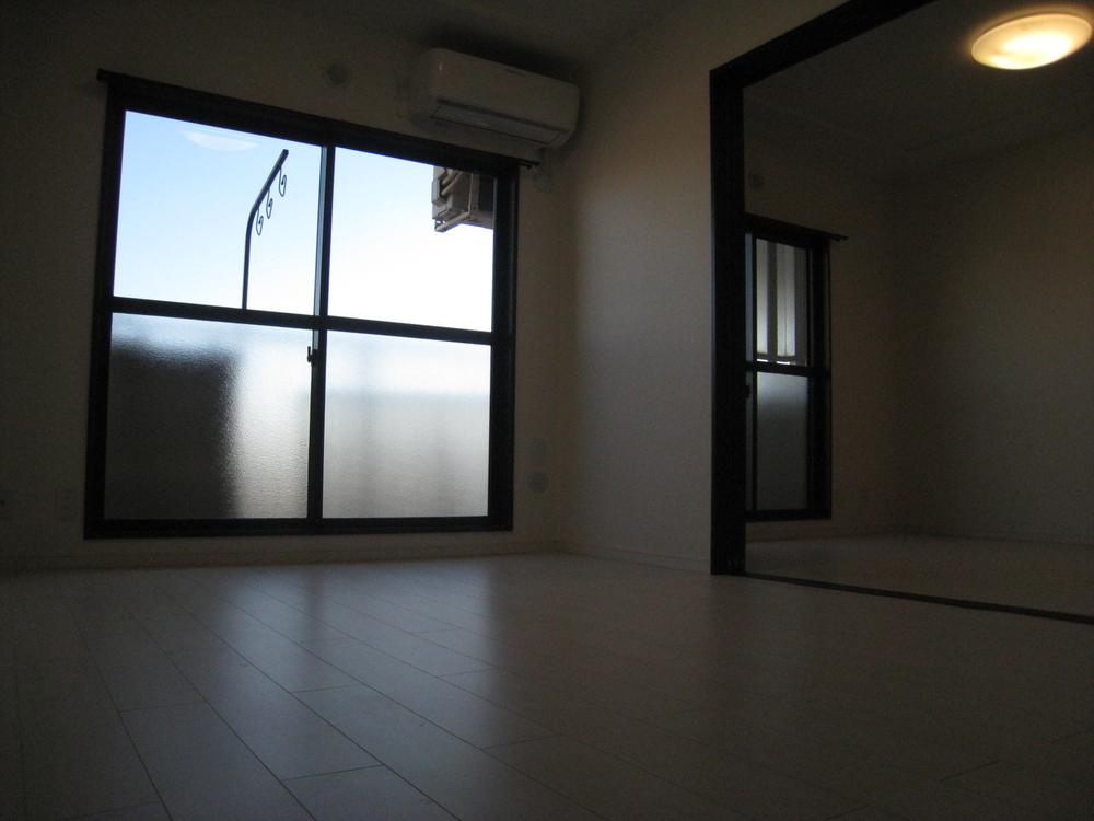 Living. Air-conditioned in the living room furniture ・ With lighting equipment