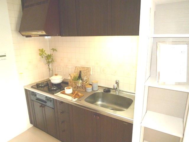 Kitchen.  [kitchen] It is already replaced the water purifier with faucet.