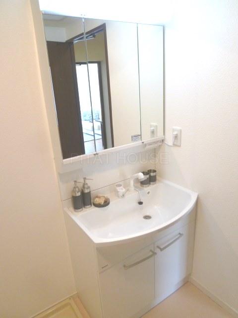 Wash basin, toilet.  [Wash basin] It is a wash basin with a convenient three-sided mirror.