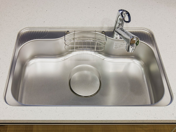 Kitchen.  [Quiet design wide sink] By affixing the material to reduce the vibration on the back of the sink, Harsh water has adopted to suppress quiet sink it sound.