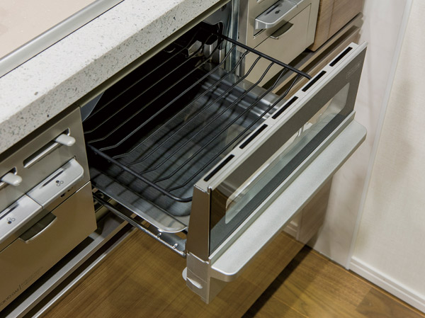 Kitchen.  [Gas stove with anhydrous double-sided grill] The gas stove, Equipped with anhydrous double-sided grill. Without the need to turn over, Also reduces cooking time.