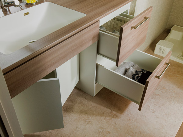 Bathing-wash room.  [Large drawer] The vanity is, It has established a large-scale withdrawal of a width of about 450mm. Bath towel is also the size of the room can be stored.