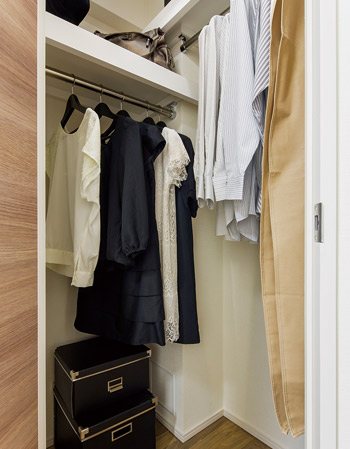 Receipt.  [Walk-in closet] Consideration in the housing which is the cornerstone of a comfortable apartment living, Set up a walk-in closet with excellent storage capacity. Furthermore, A majority of the dwelling unit has equipped two.