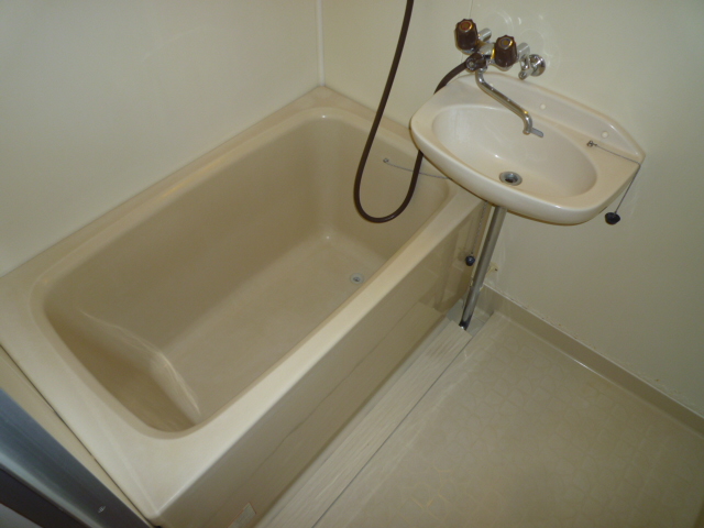 Bath. Clean bathroom with wash basin