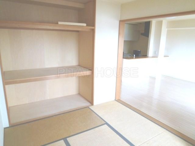 Receipt.  [Japanese-style storage] It is a closet of about 1 minute Pledge